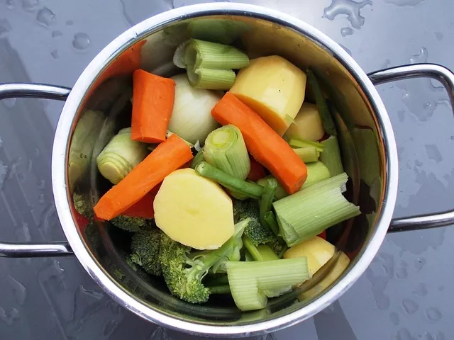 Topf mit Suppengemüse und Kartoffeln